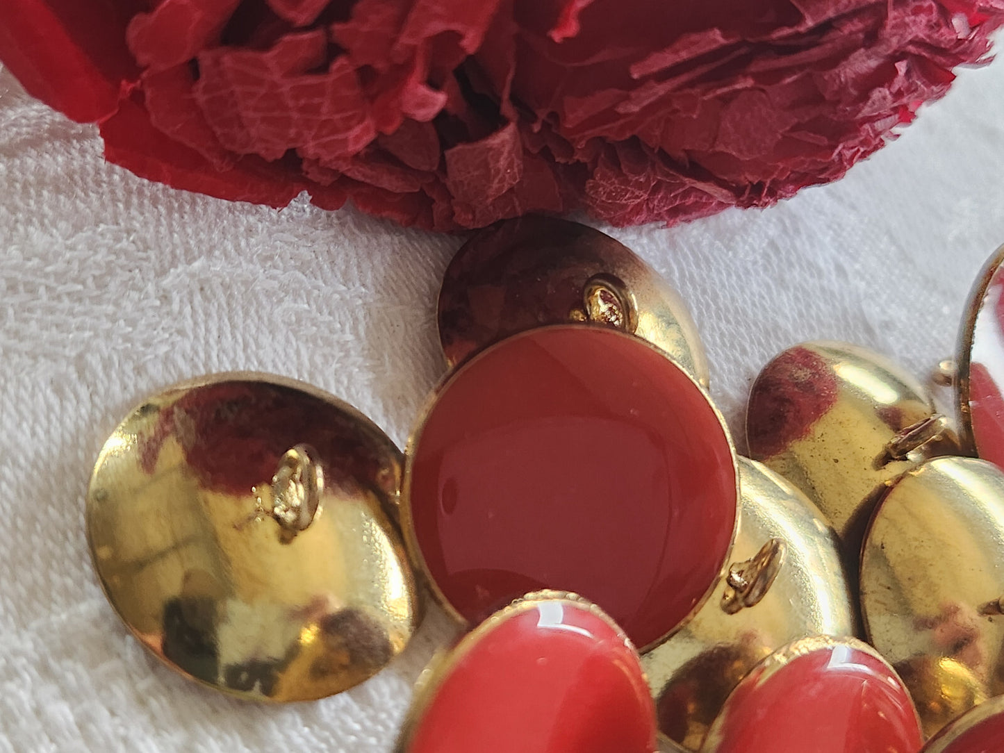 Lot 6 boutons vintage métal doré rouge à pied 1,9 cm ref 5084