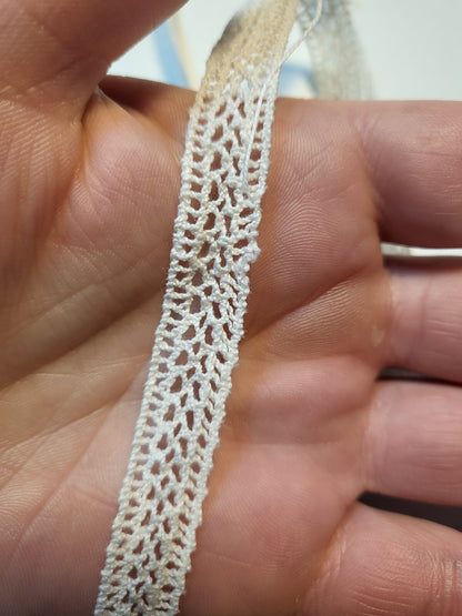 Dentelle ancienne main entres deux 5 mètres 70 sur 1,2 cm T14
