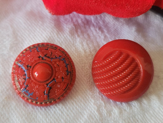 Duo boutons anciens en verre rouge à pied   1,7 cm G17B