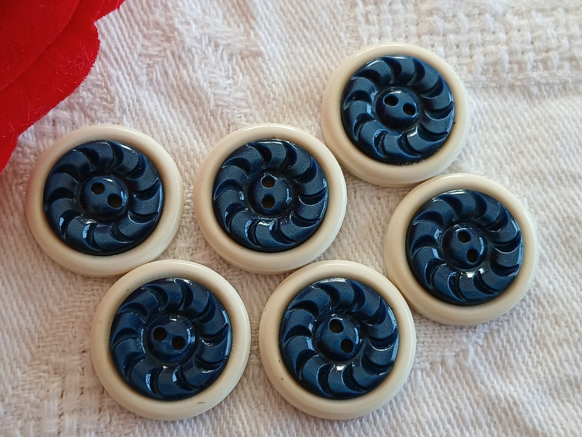 Lot 6 boutons anciens bicolore creme bleu trous 1,8 cm ciselé ref 6455