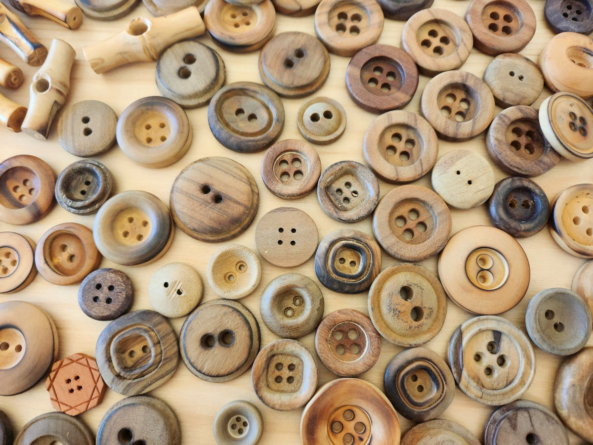 Gros lot de boutons en bois anciens brut trous listing en photo T10