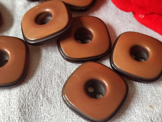 Lot 6 boutons vintage marron carré bord transparent 2,3 cm trous ref 5769