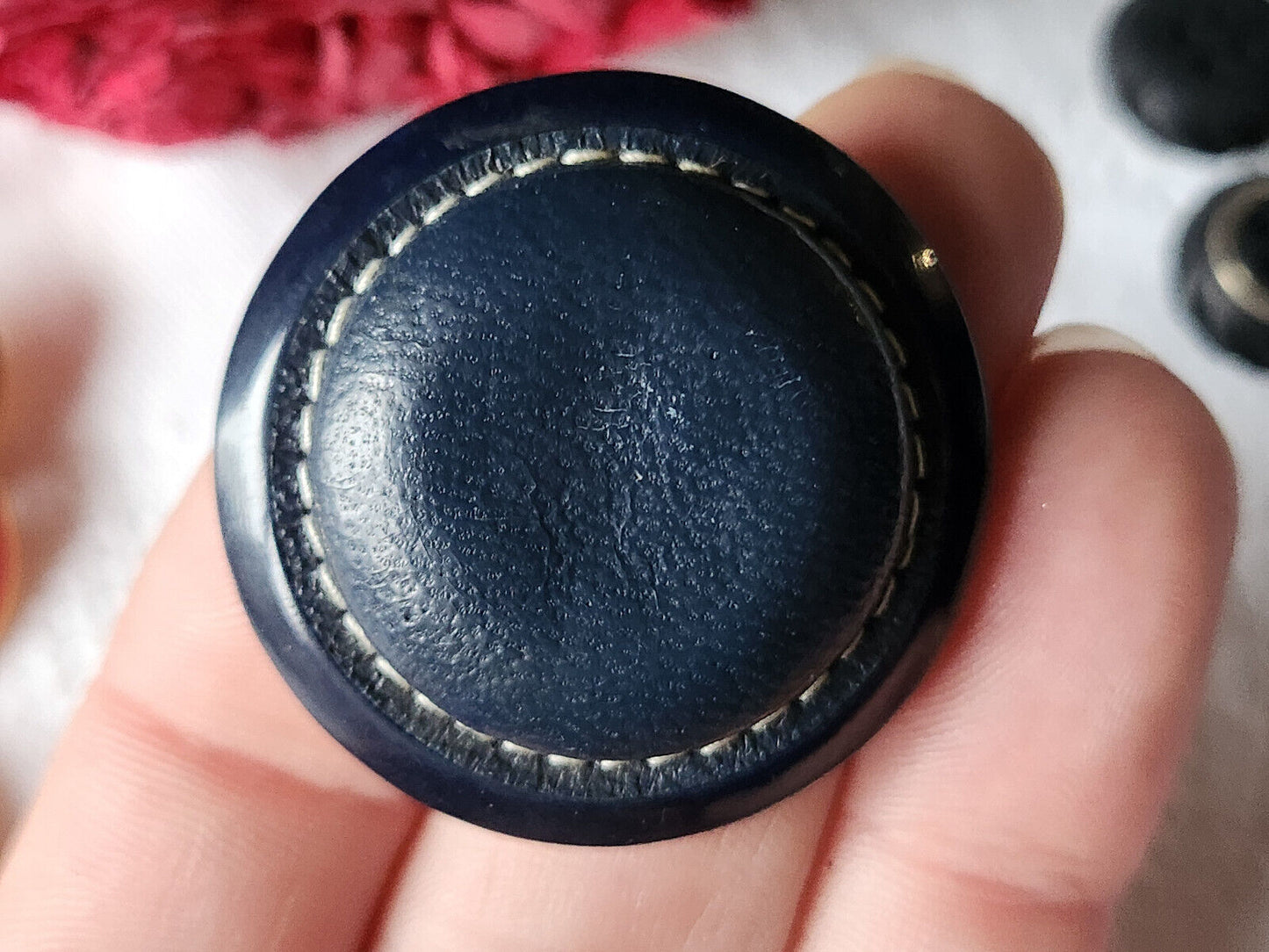 Collection gros bouton coeur cuir bleu monture resine 3,7 cm ref 1580