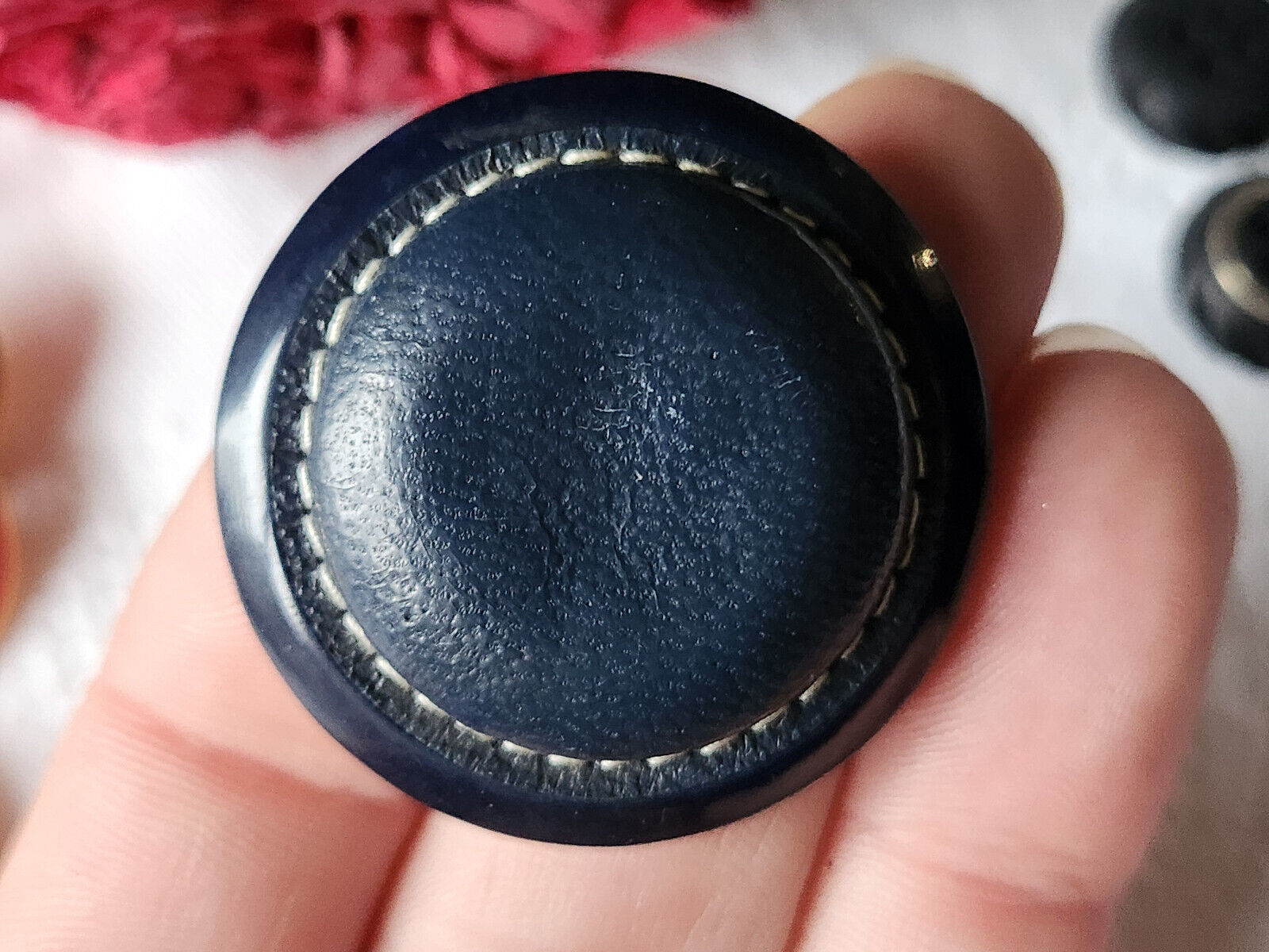 Collection gros bouton coeur cuir bleu monture resine 3,7 cm ref 1580
