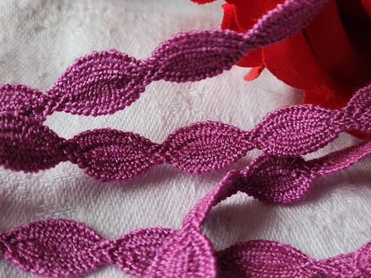 Dentelle galon vintage fushia   coton 3 métres sur 1 cm A3