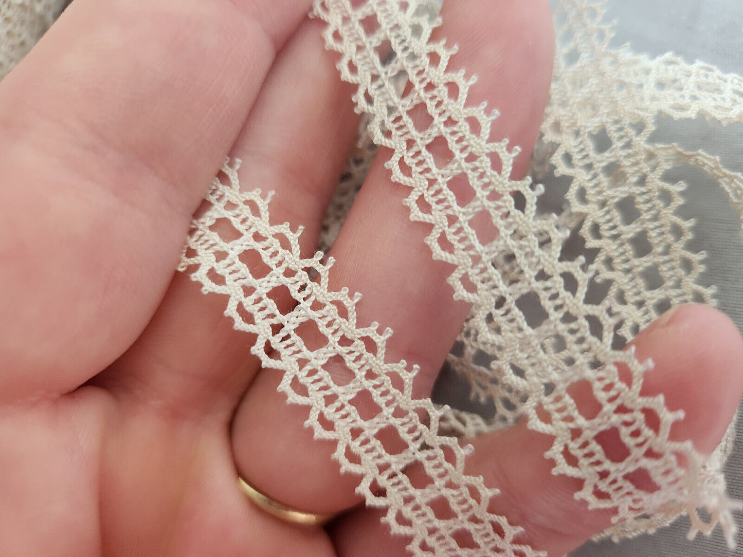 Dentelle vintage légèrement écrue très propre 5 mètres sur 1,3 cm A4