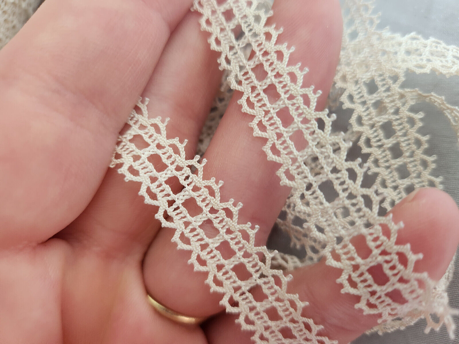 Dentelle vintage légèrement écrue très propre 5 mètres sur 1,3 cm A4