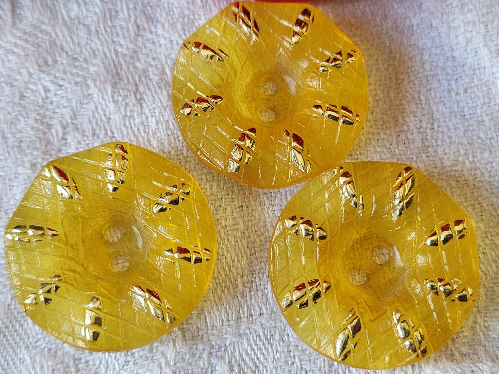 Trio boutons vintage ondulé jaune à trous 2,8 cm ref 612