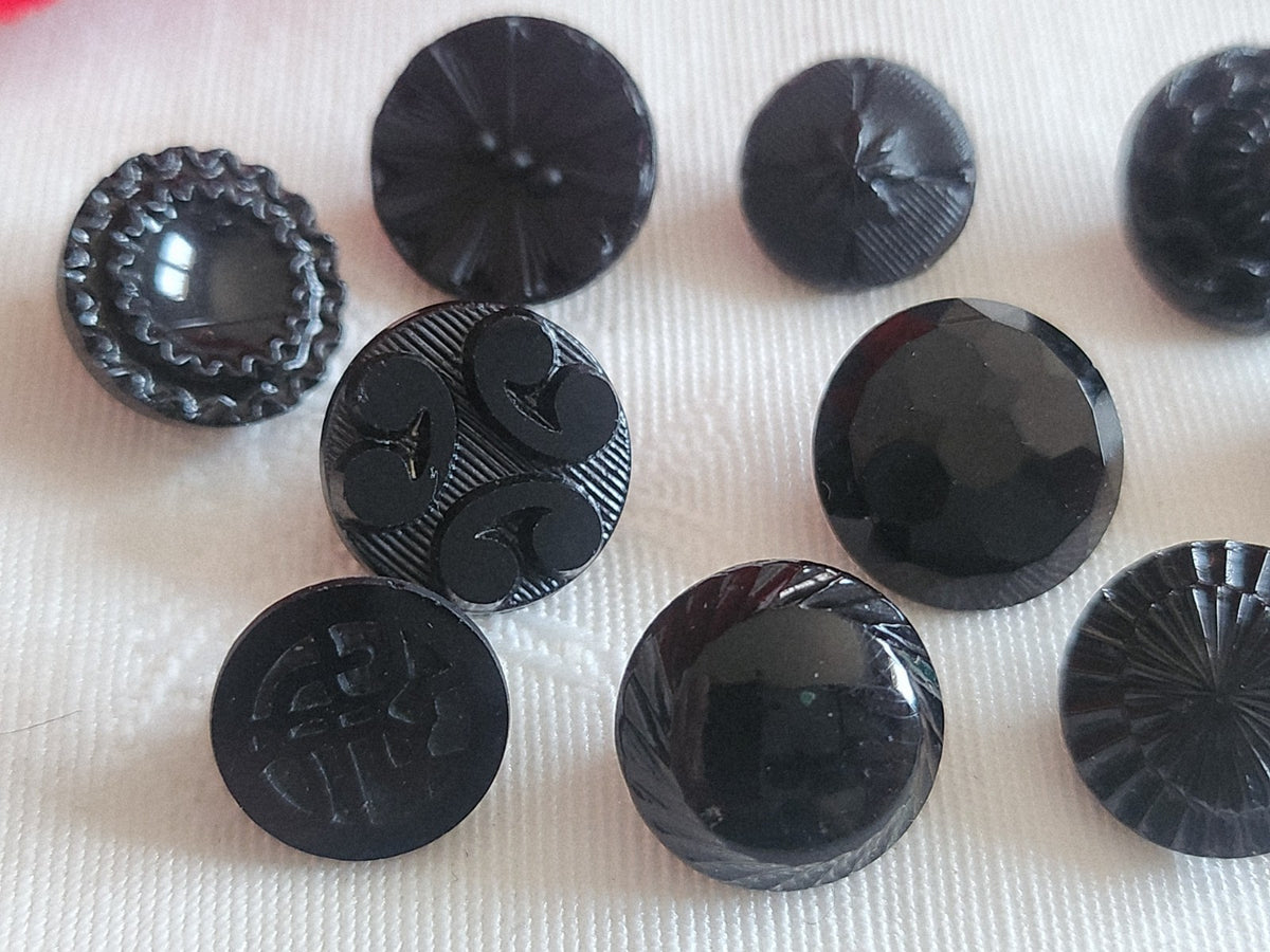Lot 10 boutons anciens vintage  en verre noir  panaché 1,1 à 1,3 cm ref 6236