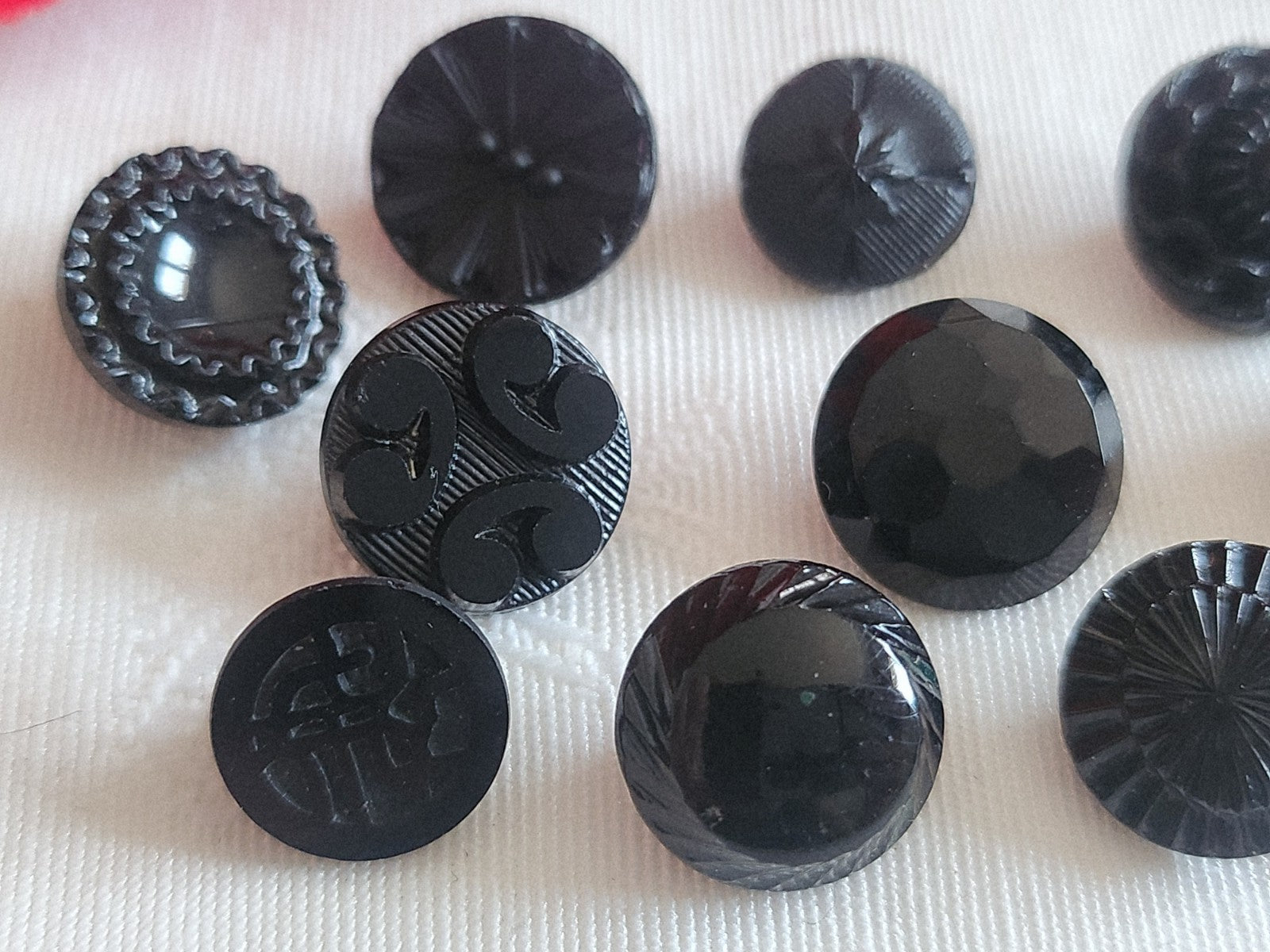 Lot 10 boutons anciens vintage  en verre noir  panaché 1,1 à 1,3 cm ref 6236
