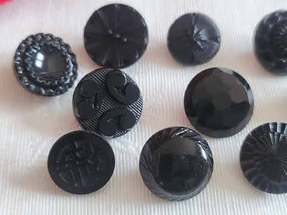 Lot 10 boutons anciens vintage  en verre noir  panaché 1,1 à 1,3 cm ref 6236
