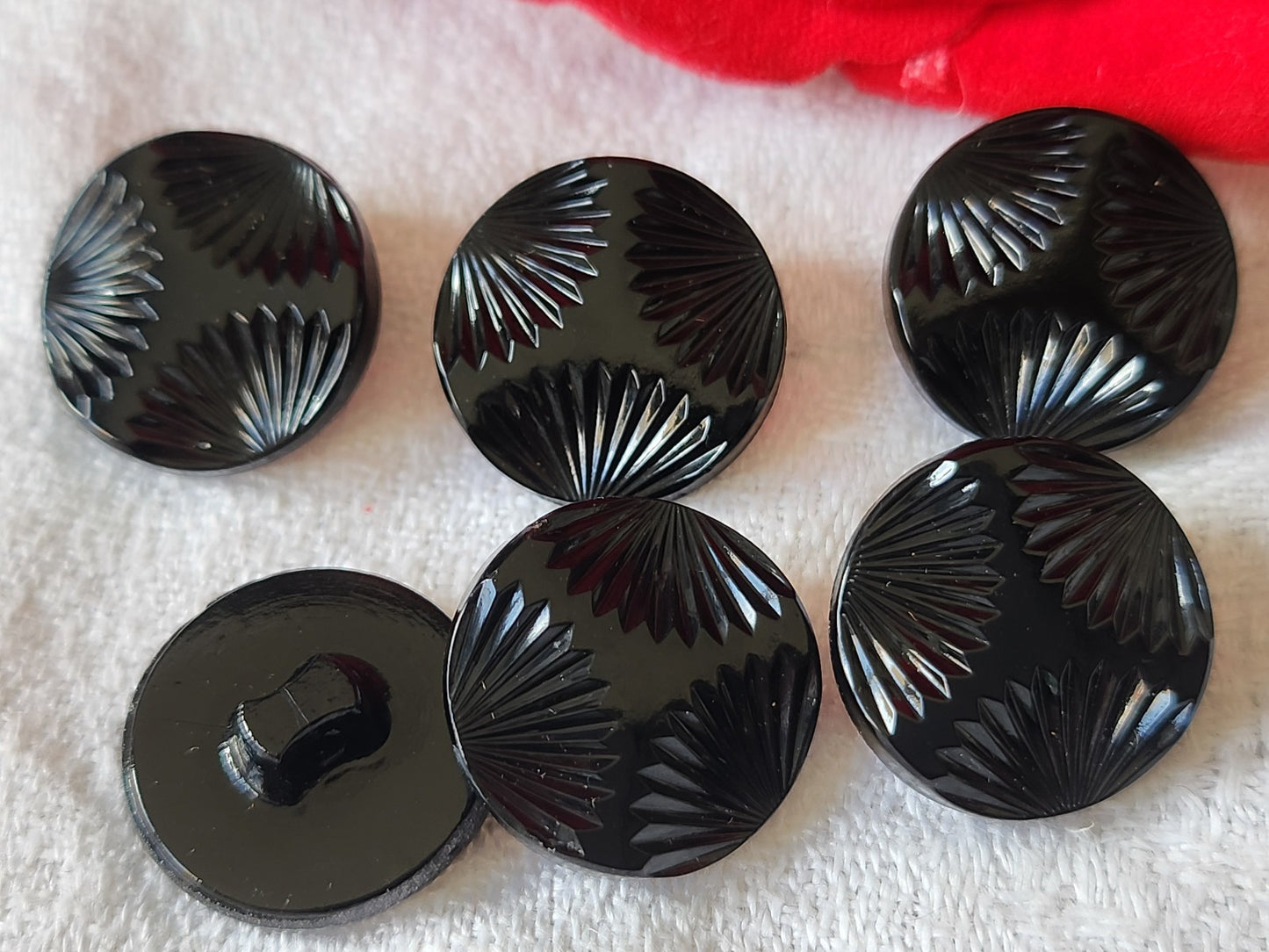 Lot 6 boutons anciens en verre noir 1,8 cm pied ref 0075