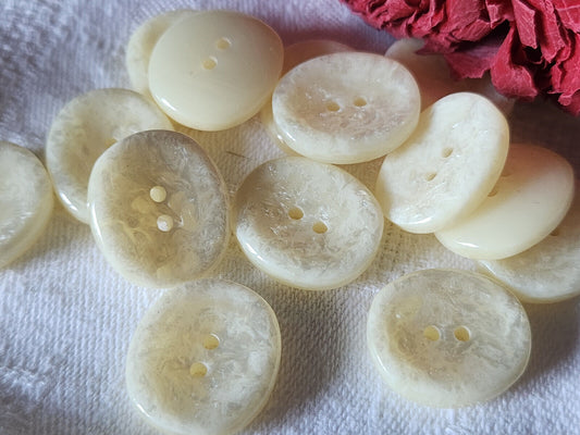 Lot 7 boutons vintage créme nacré  moucheté ovale  1,7 sur 1,9 cm ref 2777