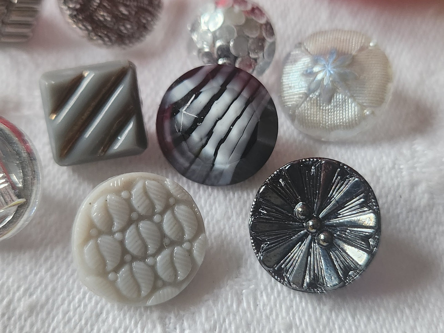 Lot 10 boutons anciens en verre argenté panaché 1,1 à 1,4 cm ref 2127