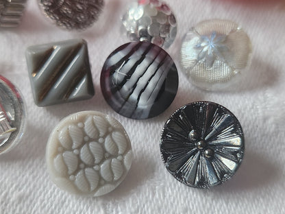 Lot 10 boutons anciens en verre argenté panaché 1,1 à 1,4 cm ref 2127