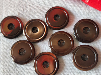 Lot 8  boutons anciens en nacremarron  1,5 cm ref 3030