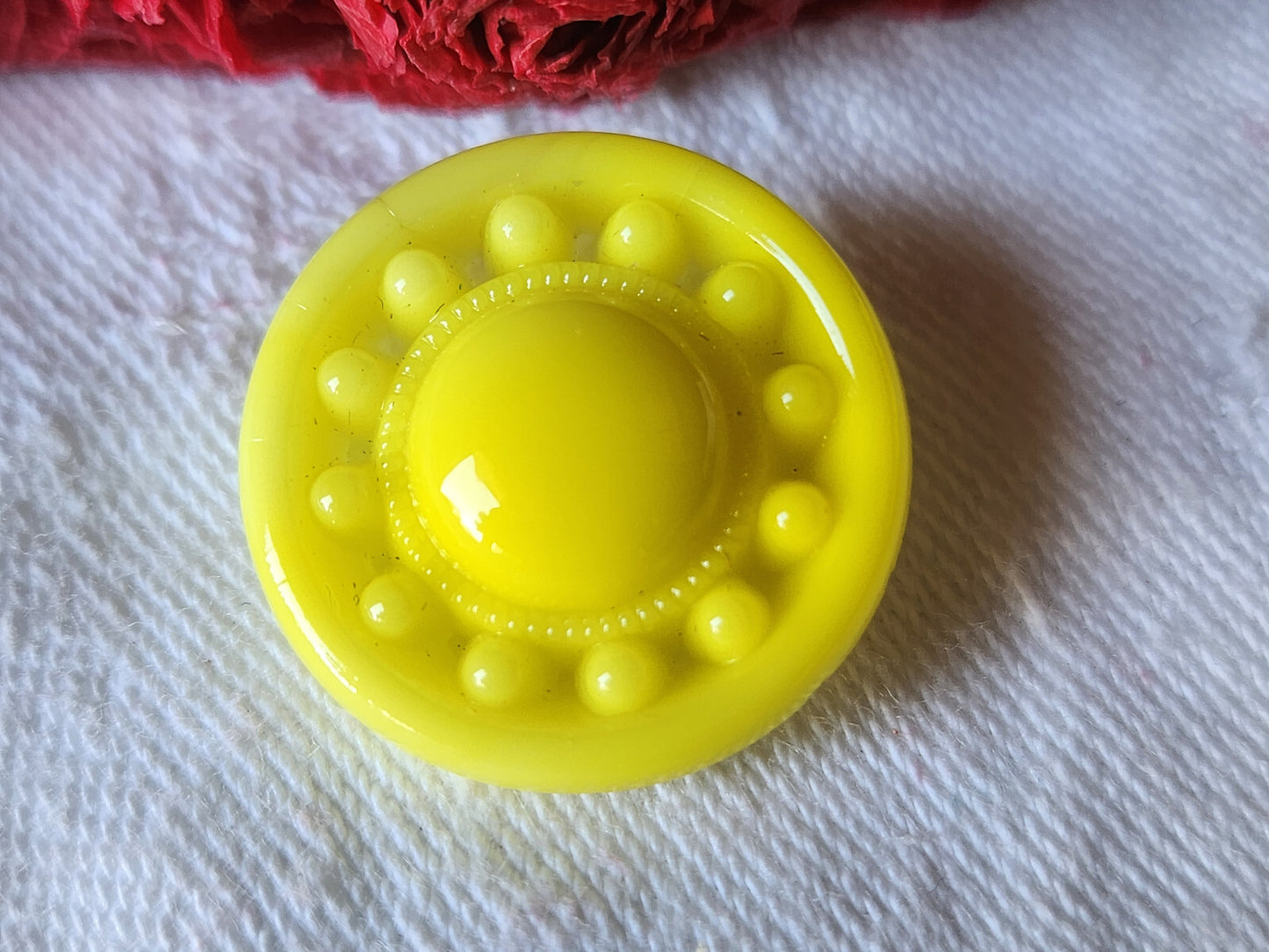 Gros bouton vintage en verre jaune fort relief 2,2 cm D17H