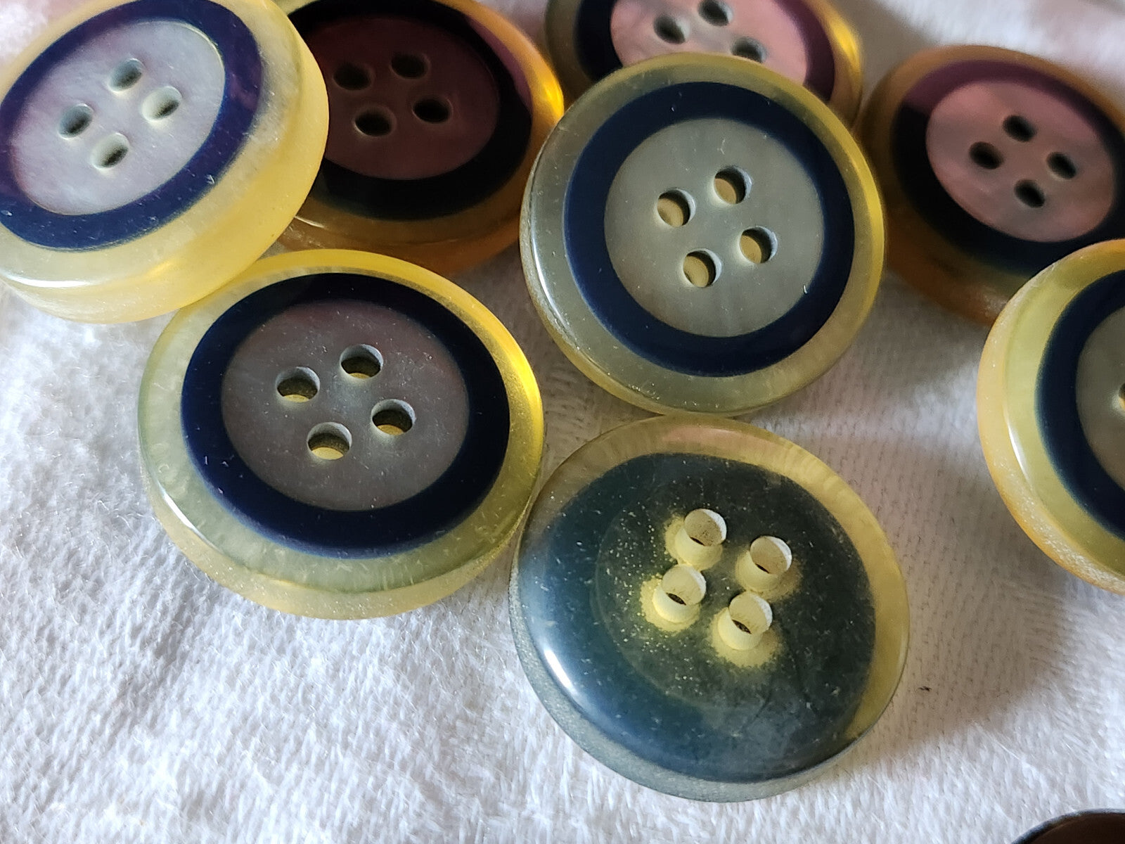 Lot 7 épais boutons vintage bleu transparent gris trous  2,2 cm ref 356