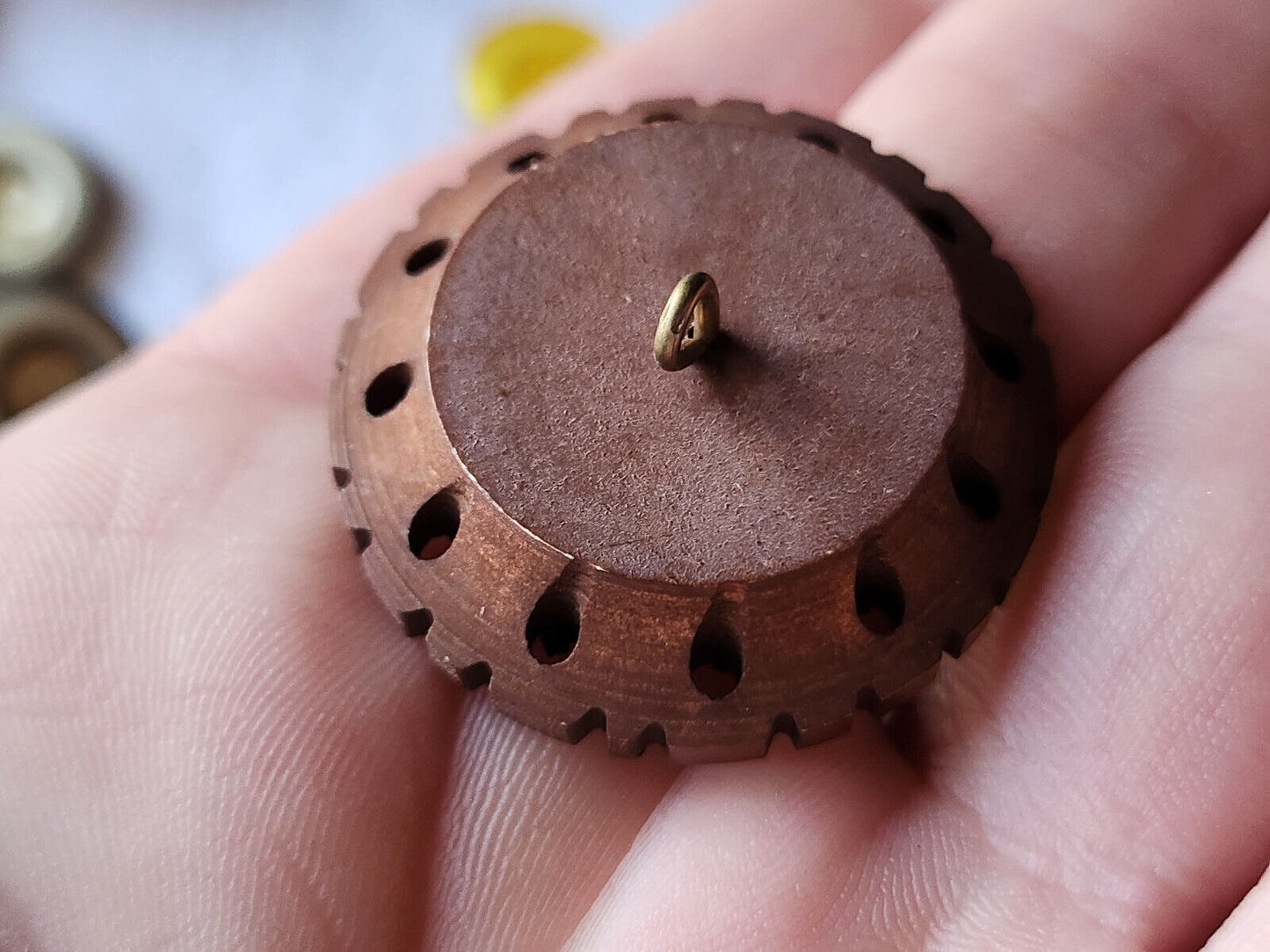 Gros bouton ancien collection marron  ajouré  original pied  3 cm D10J