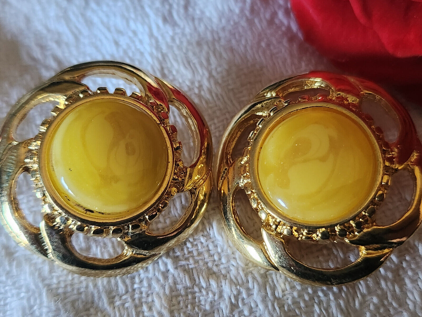 Duo boutons vintage métal coeur jaune moucheté 2,6 cm lourd doré G11T