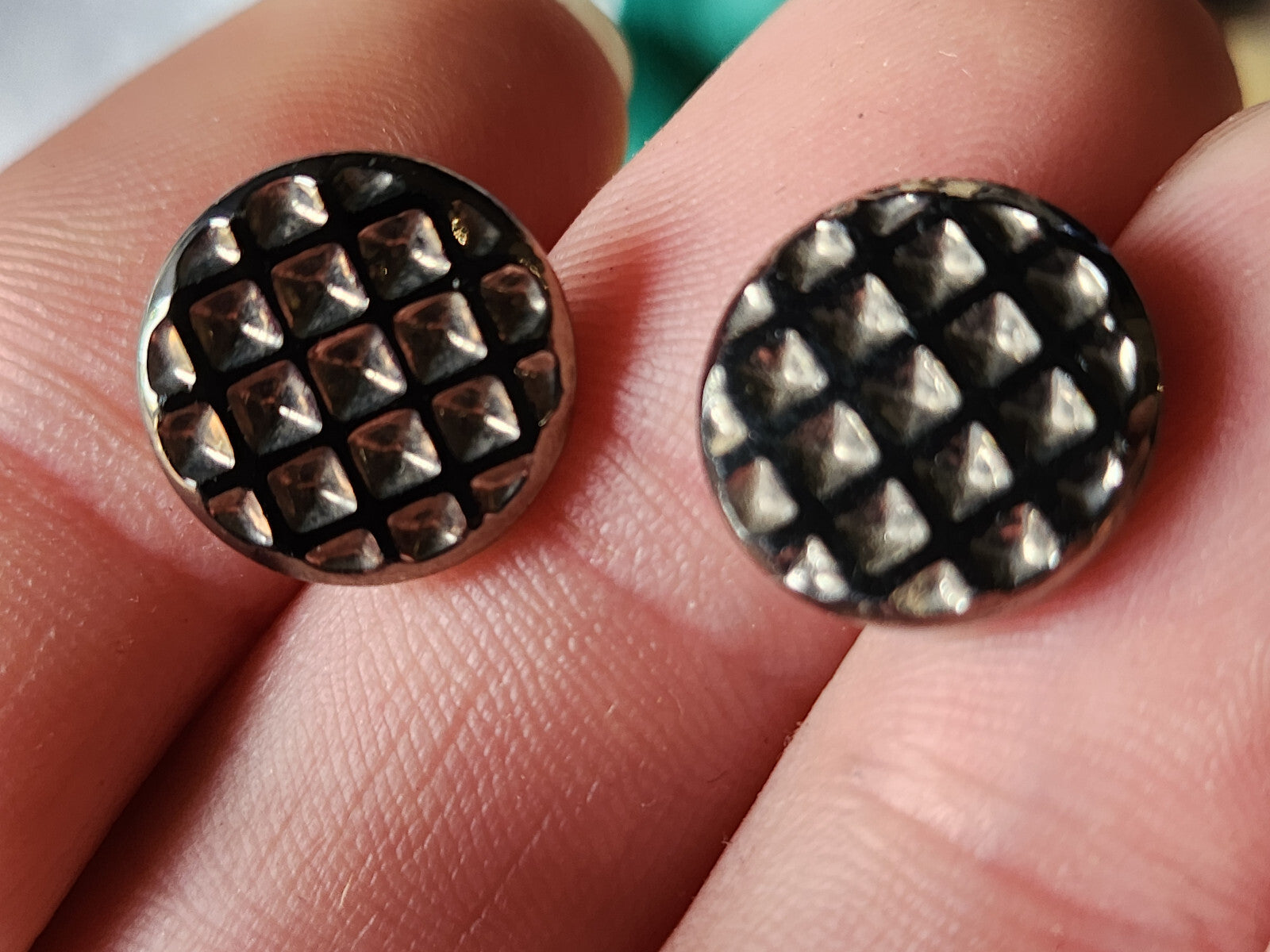Duo  boutons anciens en verre noir quadrillé argenté 1,4 cm G12A