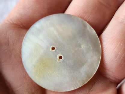 Collection gros bouton ancien en nacre laiteuse 3,2 cm D11O
