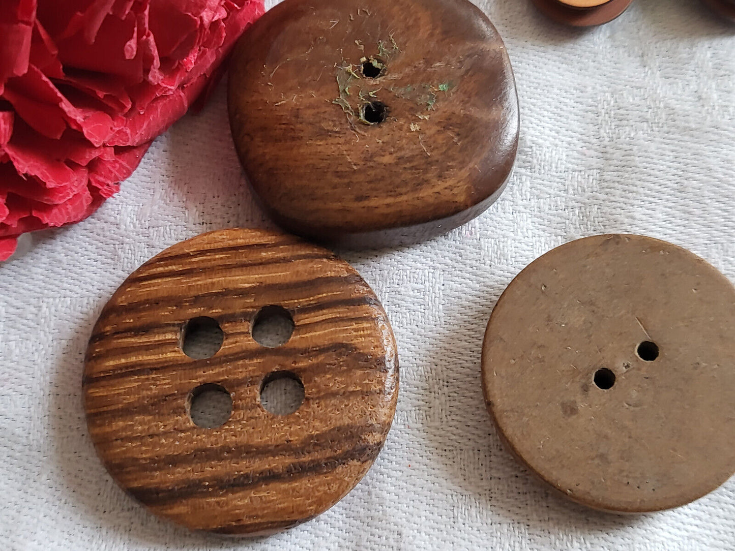 Trio gros boutons anciens en bois diamètre 3,1 à  3,4 cm ref 2527