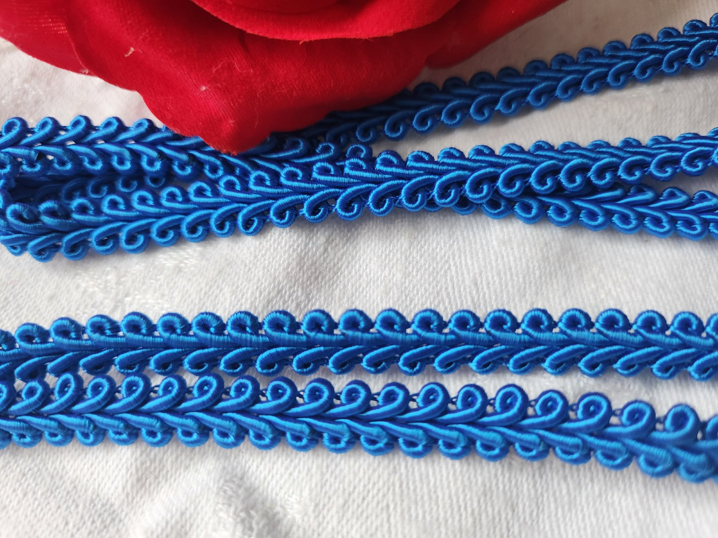 Galon vintage bleu satiné lumineux 2 métres 80  sur 0,8 cm A3