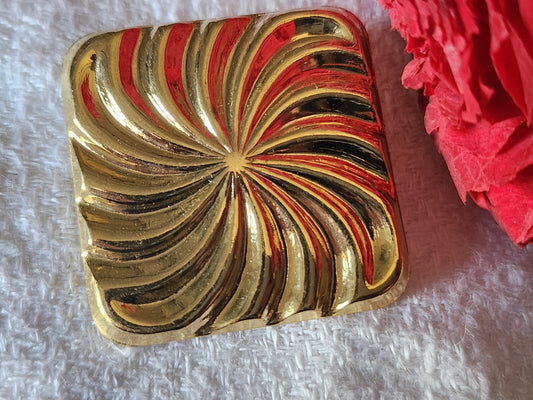 Gros bouton vintage en métal forme carré hyper leger pied 3 cm ref 968