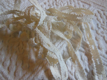 Dentelle ancienne coton ajourée 2 mètres 05 sur 0,9 cm T1-45