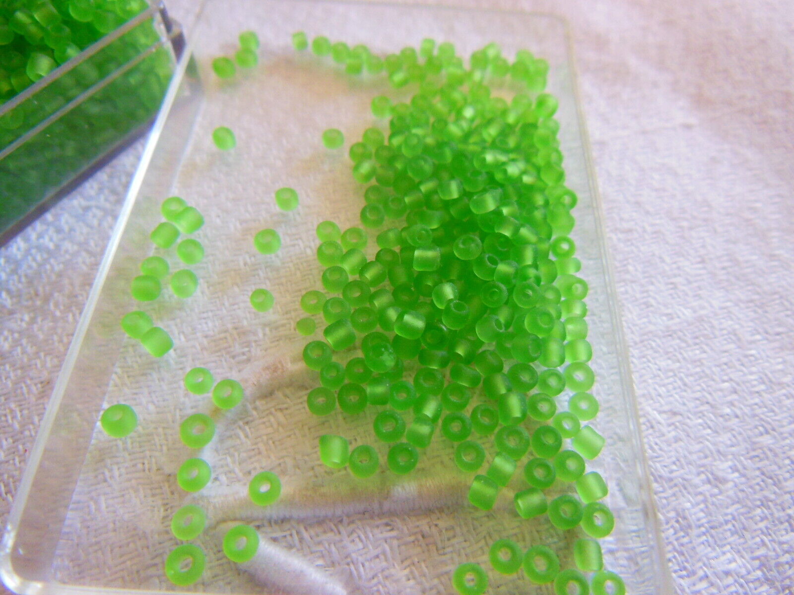 Lot environ 21 grammes de perles de rocaille vert mat n°118