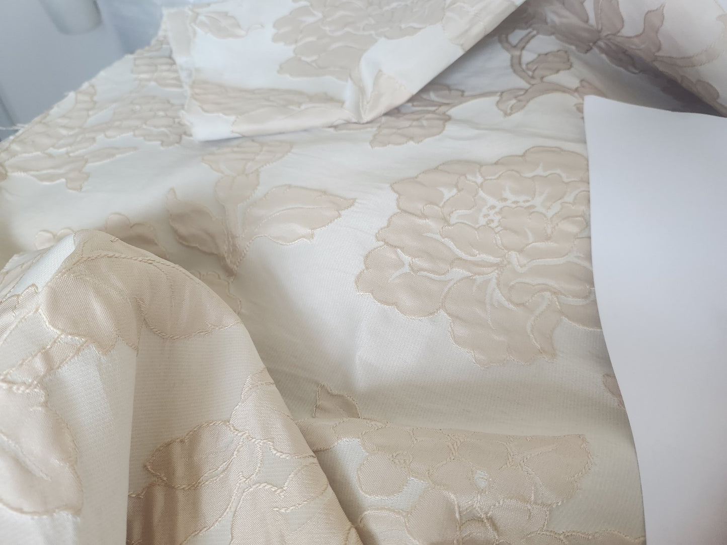 Ancien coupon de tissu damassé beige écru relief 205 cm sur 61 cm B5