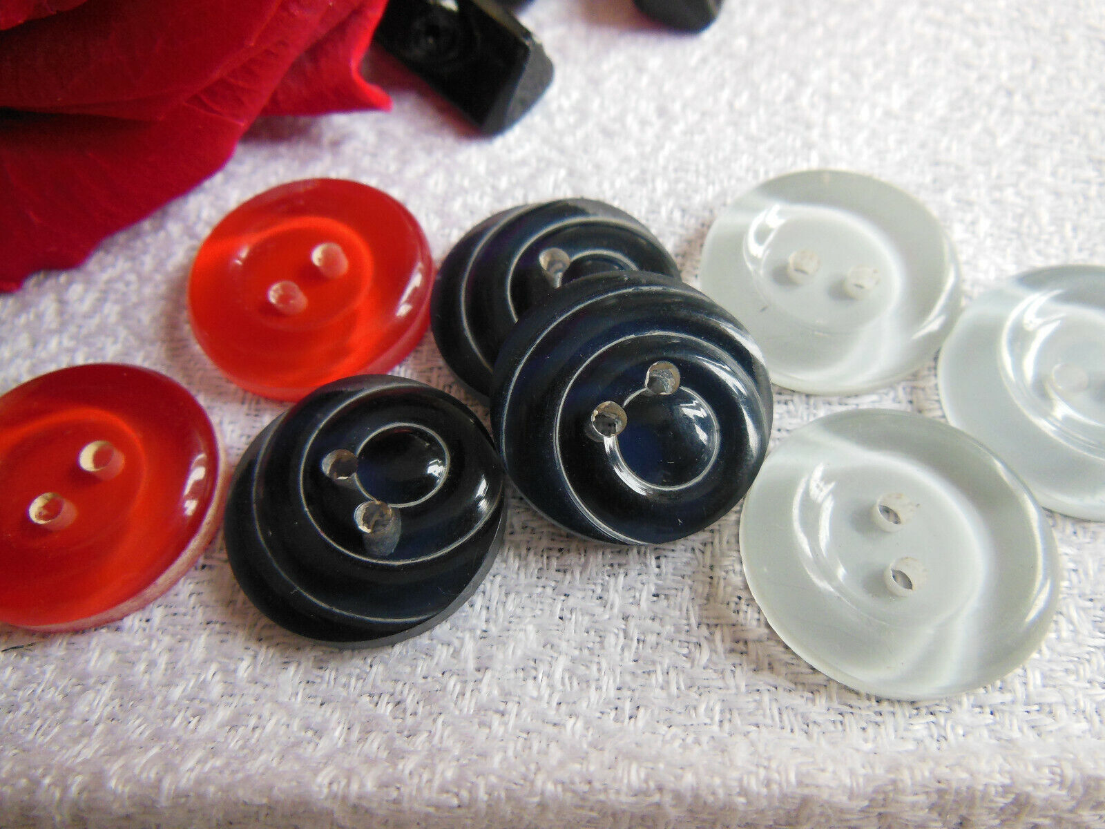 Lot 8 boutons vintage effet inclusion panaché bleu rouge 1,8 cm ref 503