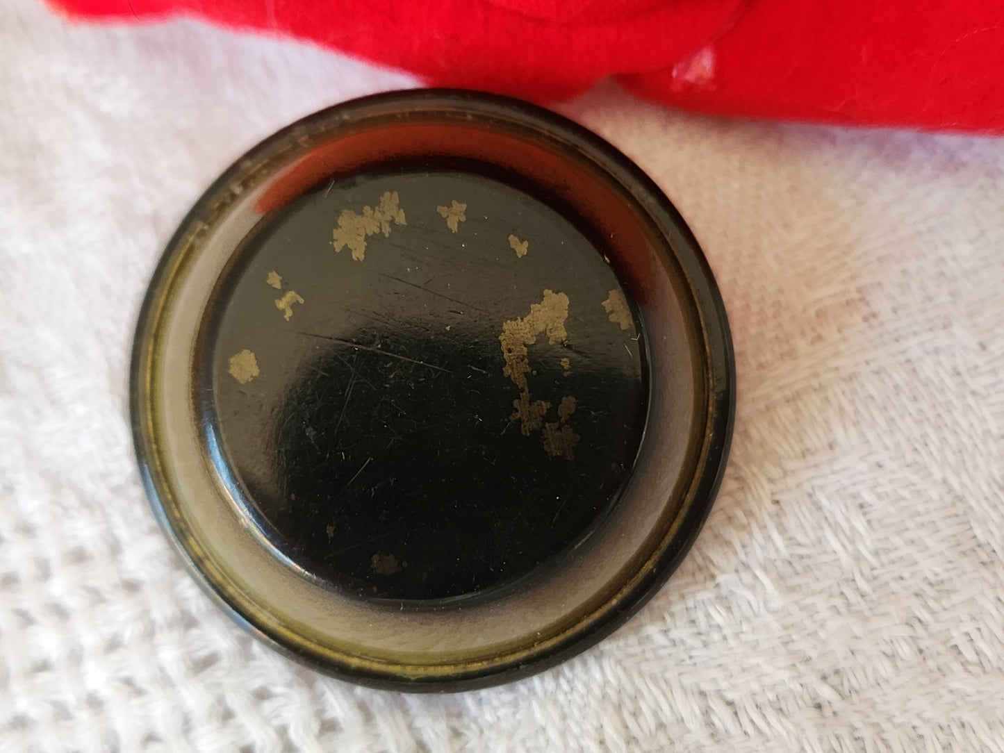 Gros bouton ancien 3 cm volume pied laiton G19K