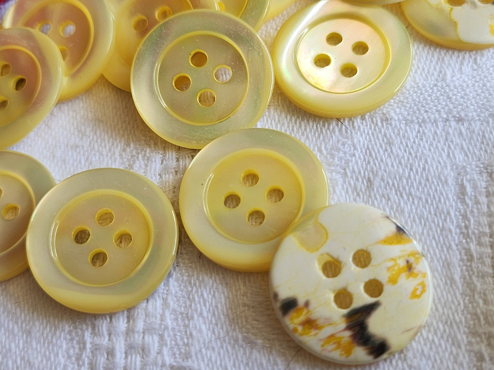 Lot  6 boutons anciens en nacre jaune 2 cm trous ref  1300