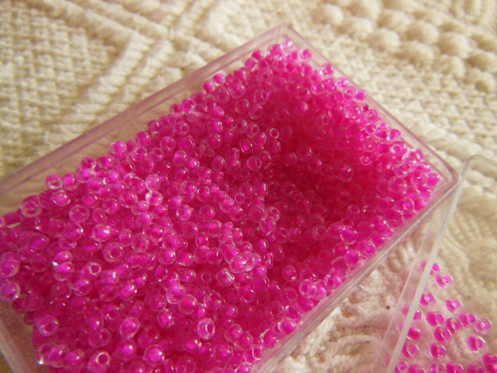 Lot environ 22 grammes de perles de rocaille rose deux tons  n°80