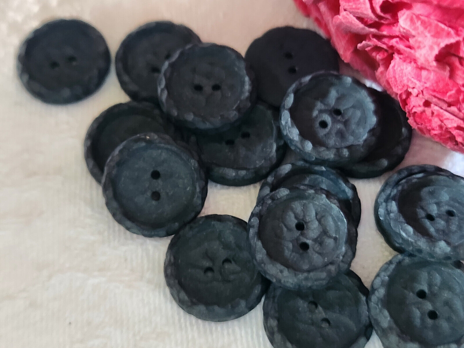 Lot 17  boutons vintage gris/noir  mat effet martelé trou 1,4 cm ref 3164