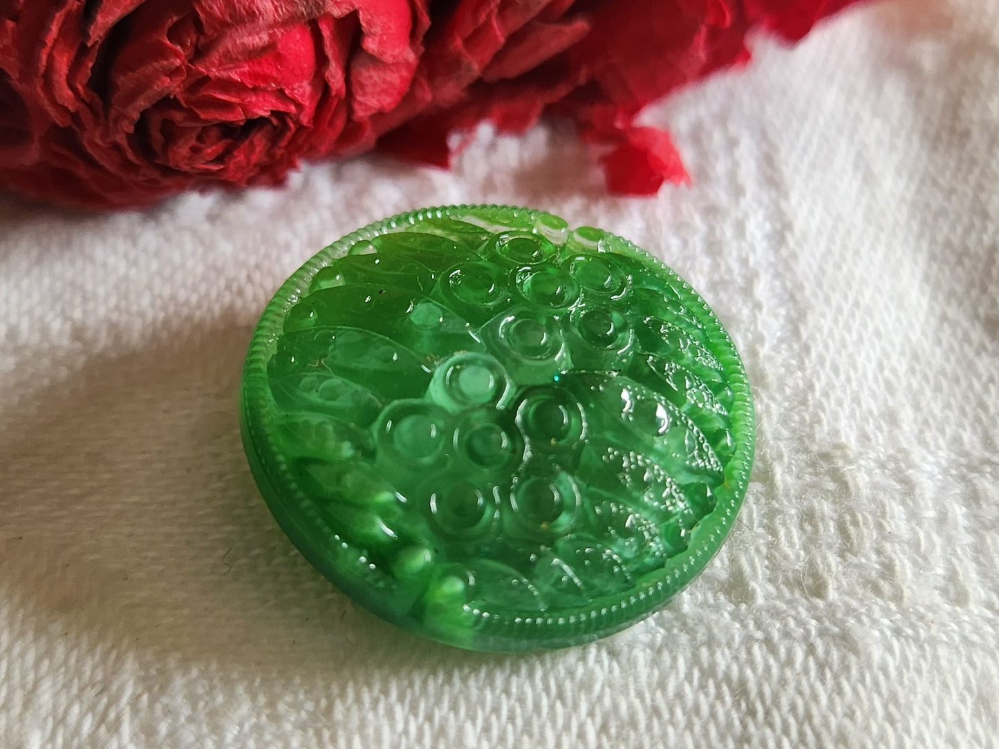 Bouton vintage en verre laiteux vert  2,2 cm G7P