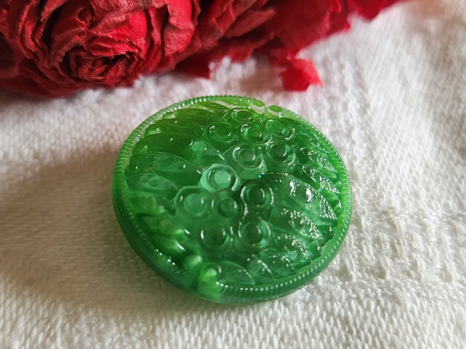 Bouton vintage en verre laiteux vert  2,2 cm G7P