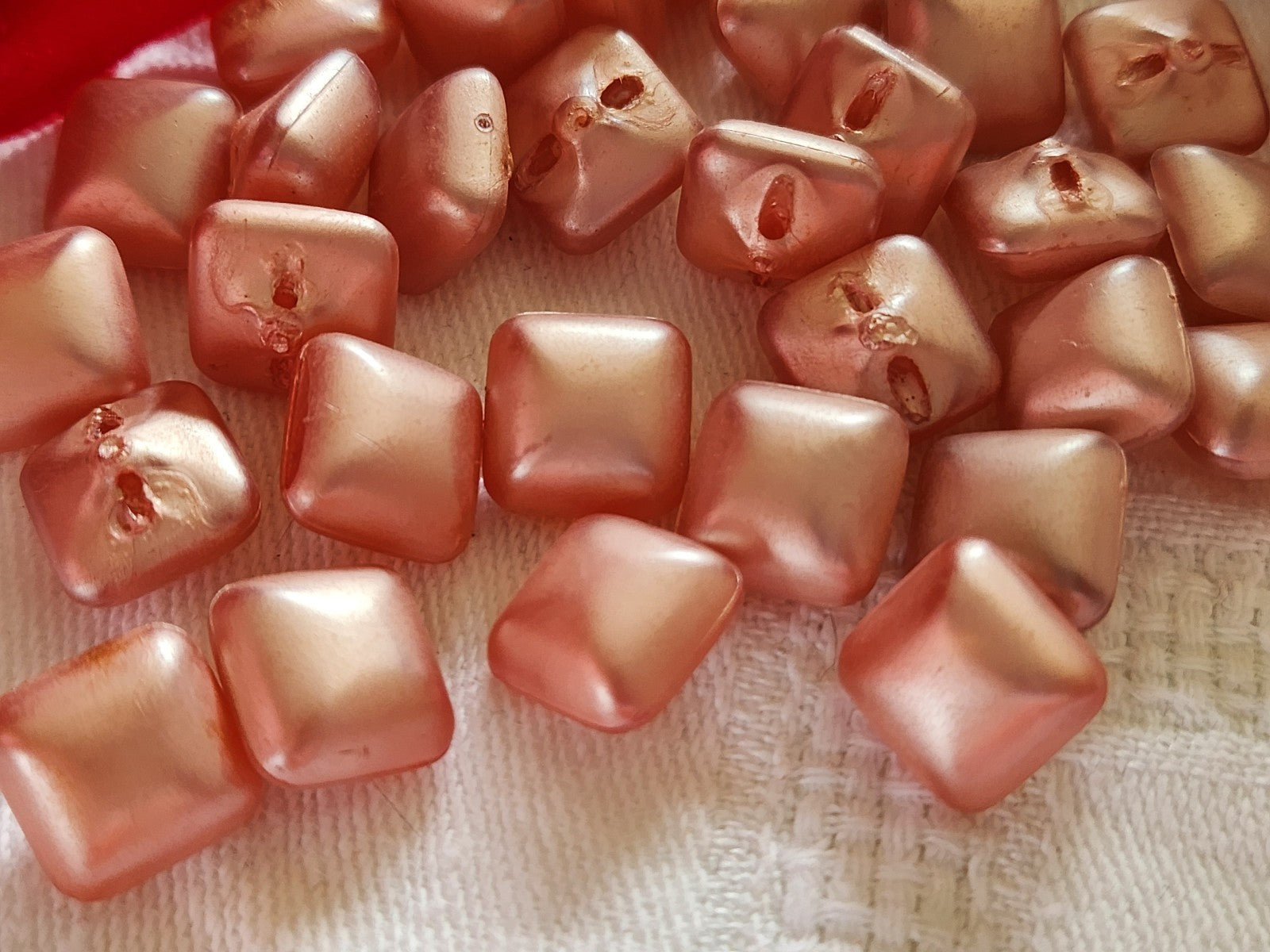 Lot 15 mini boutons vintage rose nacrés plastique pied carré 1 cm ref 2090