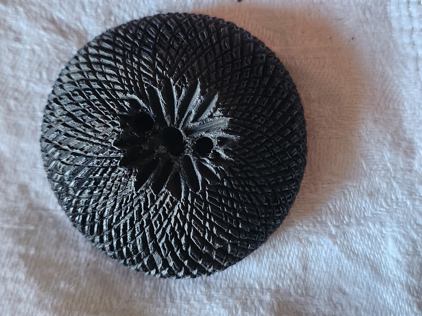 Collection XXL énorme bouton vintage volumineux noir strié 5,1 cm ref 7018