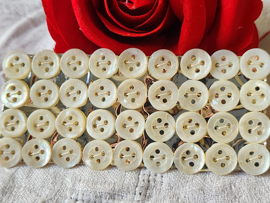 Plaque lot 36 boutons anciens en nacre blanc trous 1 cm corsage mini N°5