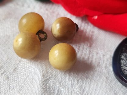 Lot 4 boutons anciens beige grelot pied metal 1/1,1 cm D6D