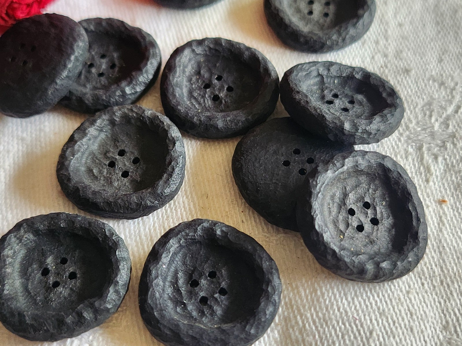 Lot 12 boutons vintage noir mat texturé 2,1 cm trous ref 1150