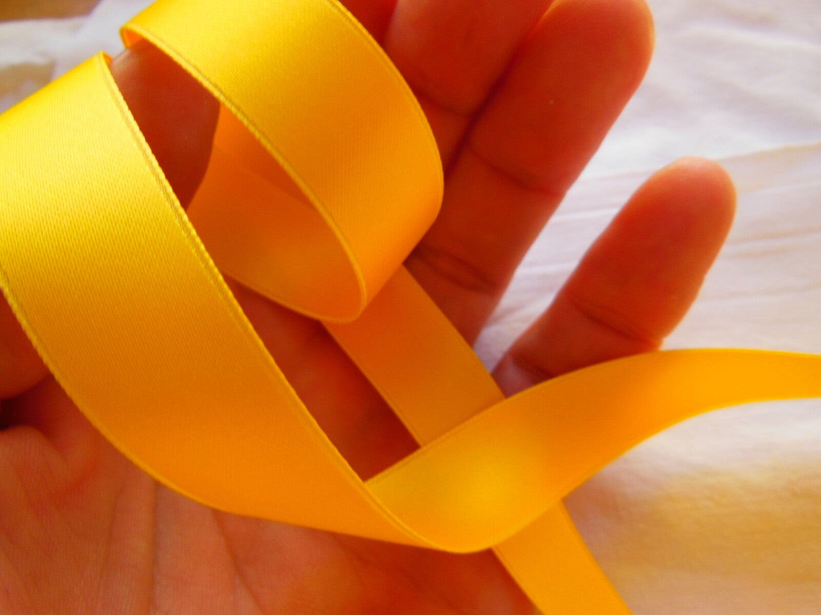Ruban ancien satin jaune double face 4 mètres 50 sur 1,6  cm T1-3