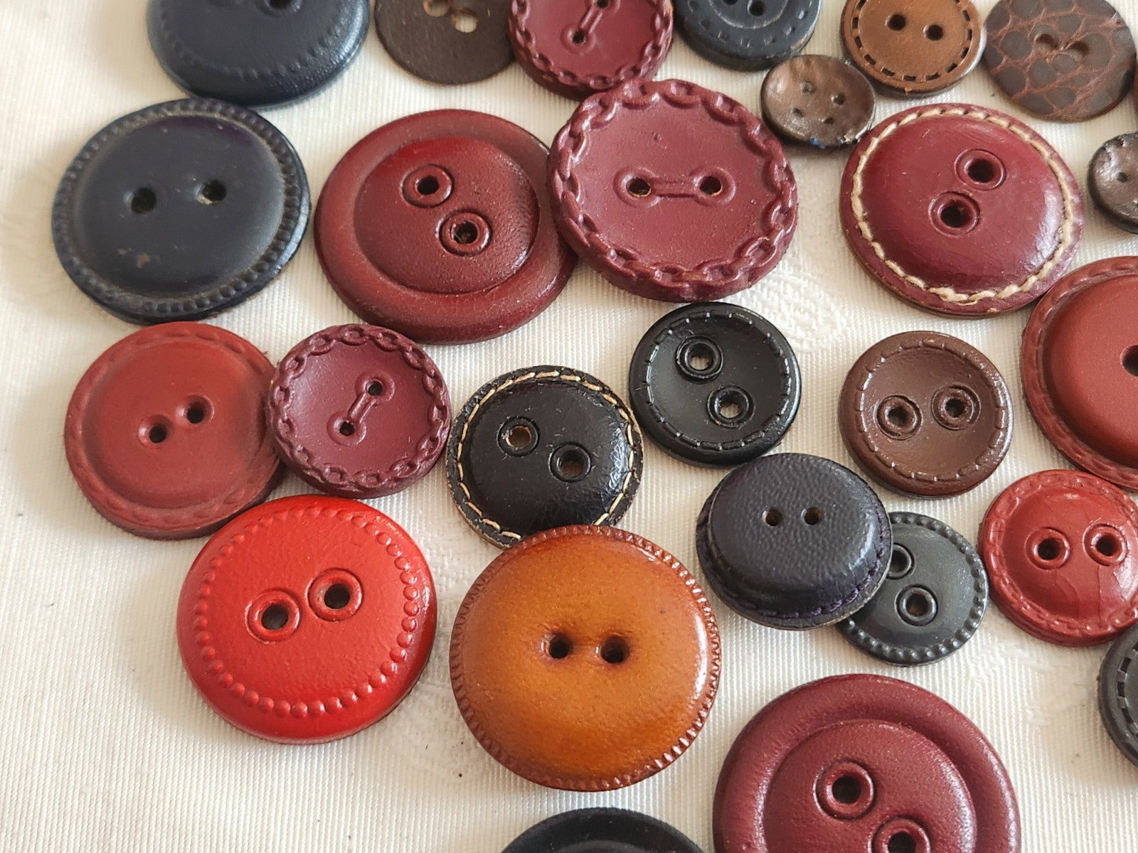 Gros lot de boutons anciens en cuir à trous panaché 1,4 à 3 cm ref 6349