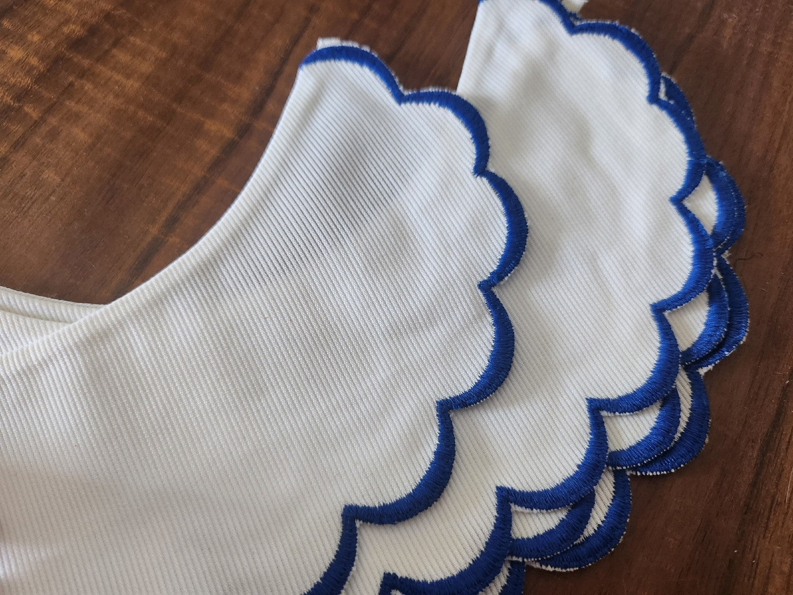 Ancien  col en tissu tramé broderie bleu feston à l'unité  B3-1
