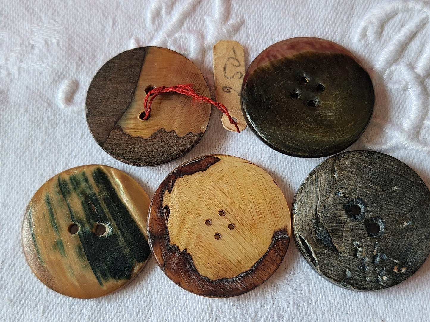 Panaché lot de 5 gros boutons anciens  2,5 à 2,8 cm à trous ref 1181
