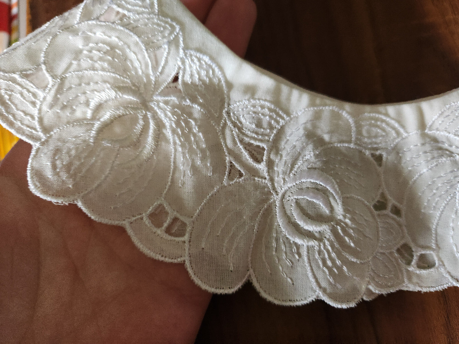 Ancien  col en tissu broderie de fleur en relief teinte écrue B1-63
