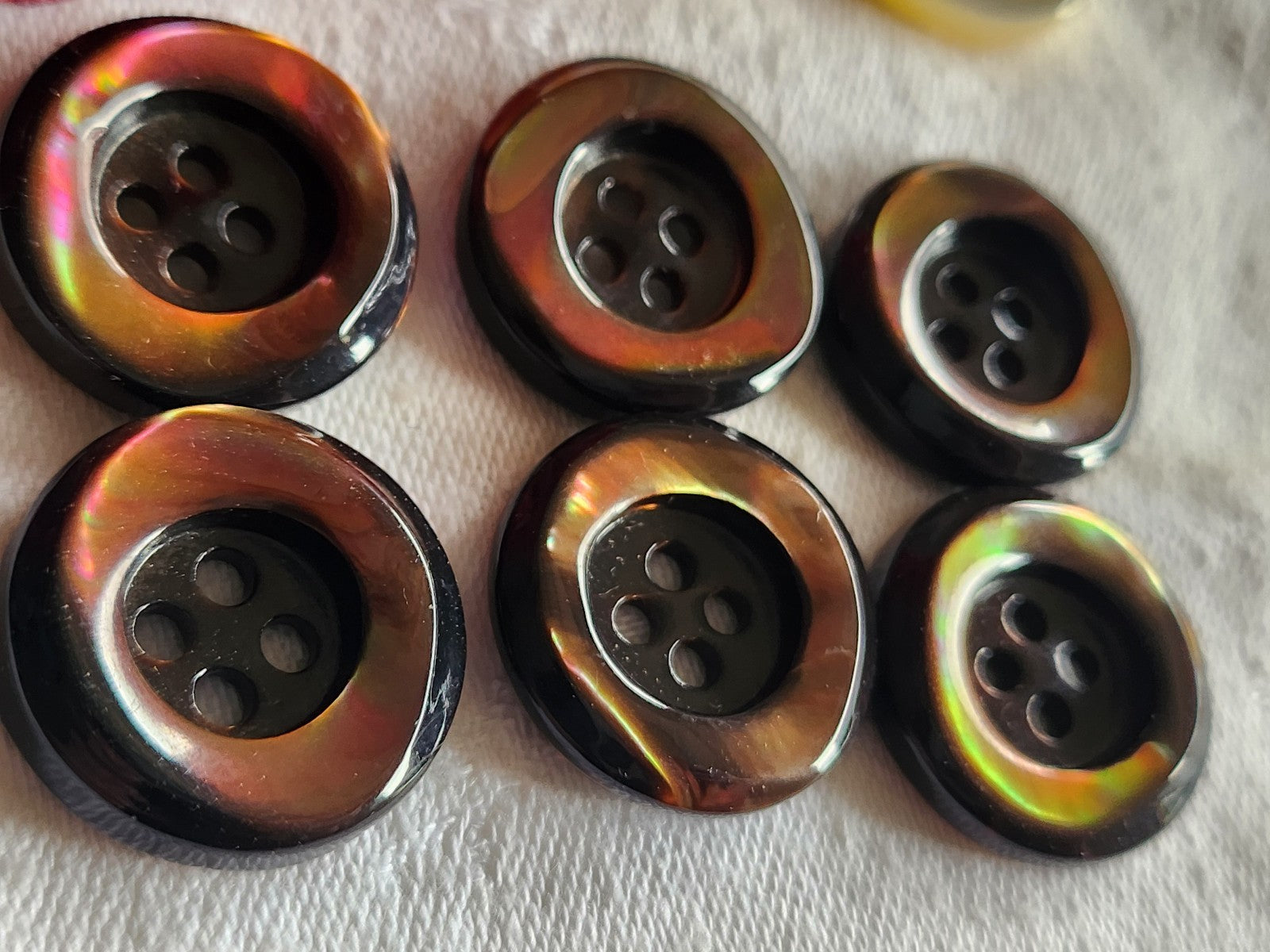 Lot 6 boutons anciens en nacre marron  épais bord 2,2 cm lourd ref  6005